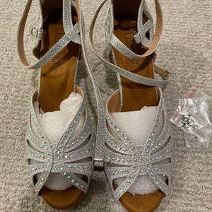 US Size 6.5 great for ballroom dancing, very comfortable.